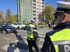 Policjanci w rejonie przejścia dla pieszych patrolują drogę