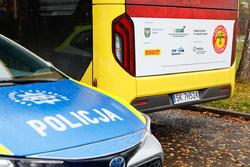 Policyjny radiowóz, a w tle urządzenie