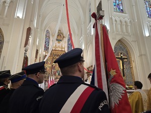 Policyjny sztandar trzymany przez policjanta