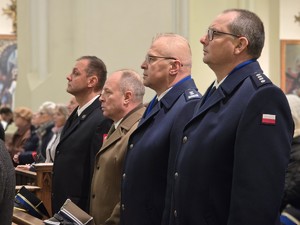 Komendant i jego zastępca w umundurowaniu galowym stoją w kościele podczas mszy