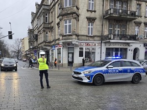 Policjantka zabezpiecza skrzyżowanie
