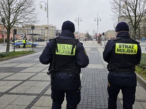 Strażnicy miejscy podczas patrolu w centrum miasta