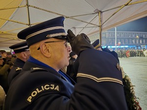 Komendant oddaje honor