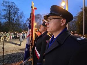 Policjant przy sztandarze