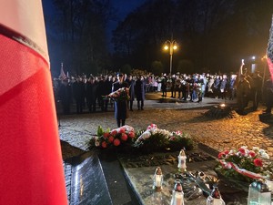 Mundurowi składają kwiaty pod pomnikiem