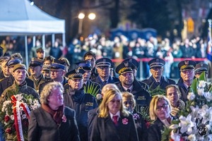 Mundurowi stoją z delegacją z kwantami