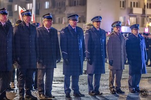 Policjanci stoją w szeregu wśród innych mundurowych