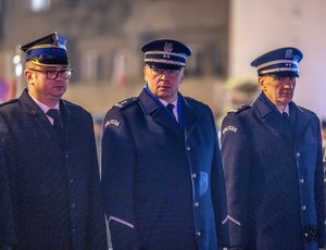 Trzej mundurowi stoją w szeregu w umundurowaniu galowym