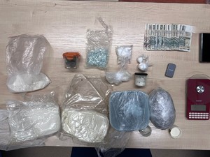 Zabezpieczone środki narkotyczne rozłożone na stoliku