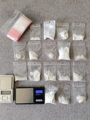 Zabezpieczone substancje w woreczkach ułożone na stoliku