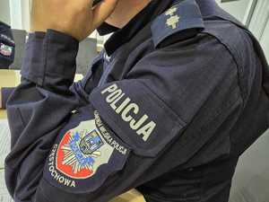 Policyjna naszywka na rękawie munduru policjanta