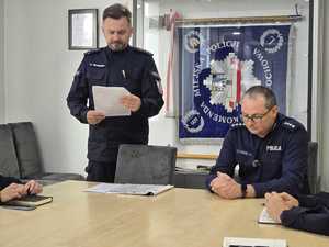 Policjanci w sali podczas narady