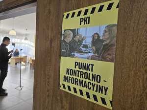 Plakat informacyjny na drzwiach do sali