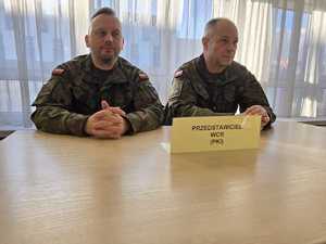 Żołnierze siedzą przy stoliku podczas ćwiczeń