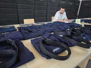 Policyjne mundury rozłożone na stoliku