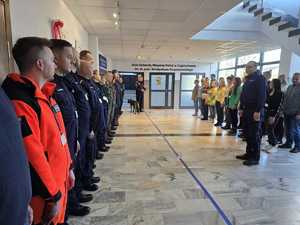 Komendant rozmawia z uczestnikami ćwiczeń