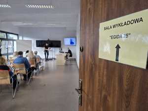 Uchylone drzwi do sali wykładowej