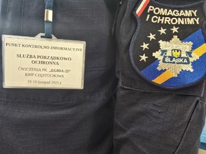 Plakietka na mundurze z napisem przy naszywce na rękawie munduru