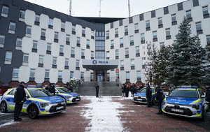 Nowe radiowozy na tle komendy