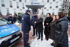 Uczestnicy przekazują kluczyki kluczyki policjantowi