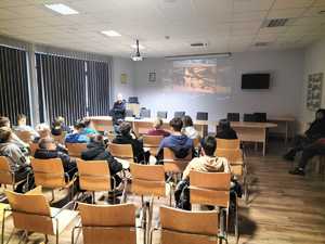 Policjantka rozmawia z uczniami w sali