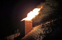 Ogień z komina na dachu
