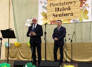 Dwaj mężczyźni przemawiają do mikrofonu