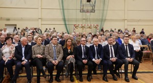 Uczestnicy siedzą w ławce podczas spotkania