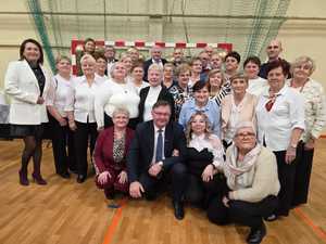 Policjant pozuje do zdjęcia z seniorami