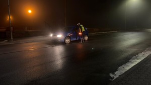 Policjant na drodze sprawdza trzeźwość kierującego