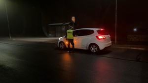 Policjant kontroluje trzeźwość kierującego osobówką