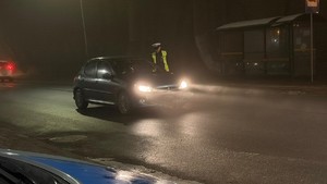 Policjant kontroluje trzeźwość kierującego osobówką