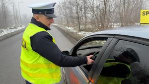 Policjant bada stan trzeźwości kierującego