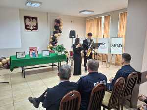 Młodzież podczas występu prezentuje grę n instrumentach przed widownią