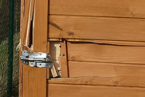 Zdjęcie poglądowe- uszkodzone drzwi