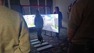 Uczennica wykonuje ćwiczenie praktyczne w sali