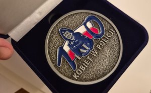 Medal trzymany w dłoni