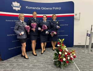 Policjantki pozują do zdjęcia