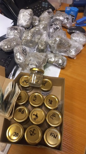 Zabezpieczone substancje ułożone na stoliku wraz z gotówką