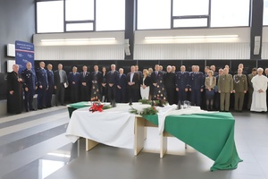 Zaproszeni goście stoją w auli podczas uroczystości