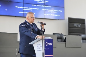 Komendant przemawia do mikrofonu