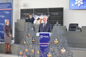 Mężczyzna przemawia do mikrofonu