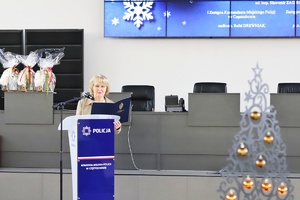 Kobieta przemawia do mikrofonu