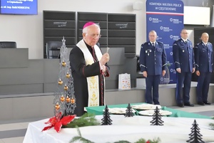 Biskup poświęca stół wigilijny