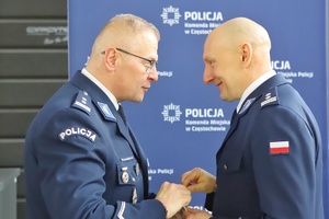 Policjanci składają sobie życzenia