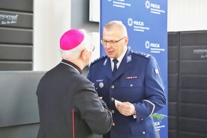 Komendant i biskup składają sobie życzenia