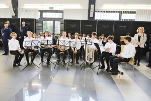 Młodzież gra na instrumentach