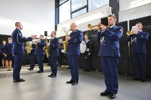 Policjanci grają na instrumentach