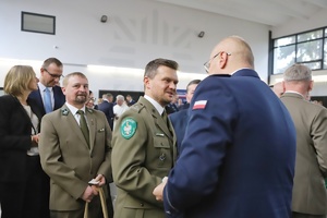 Policjant i strażnik graniczny składają sobie życzenia