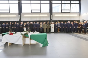 Zgromadzeni goście na tle wigilijnego stołu